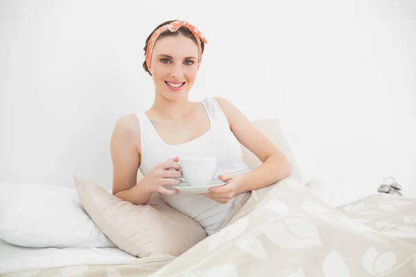 お茶のカップを保持している女性の笑みを浮かべてください。 — ストック写真