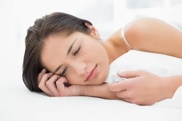 Mujer joven y bonita descansando en la cama —  Fotos de Stock