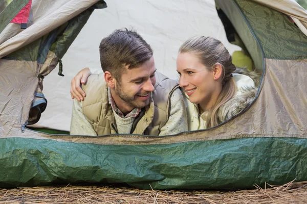 在一次徒步旅行后躺在帐篷里的新人面带笑容 — 图库照片