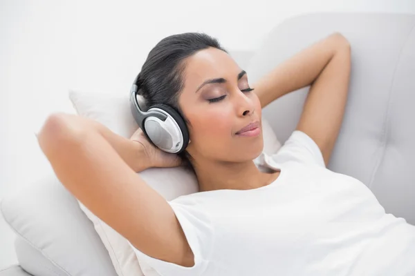 Söt avkopplande kvinna lyssna på musik — Stockfoto