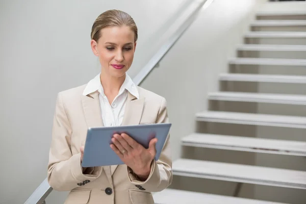 Pensativo mujer de negocios con estilo mirando la tableta —  Fotos de Stock