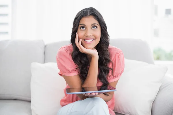 şirin esmer tablet holding kanepede oturan rüya günü