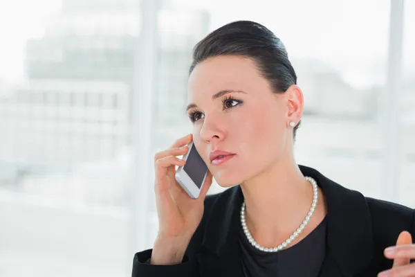 Allvarliga eleganta affärskvinna med hjälp av mobiltelefon — Stockfoto