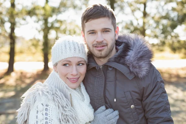 Pareja en ropa de invierno en el bosque — Foto de Stock