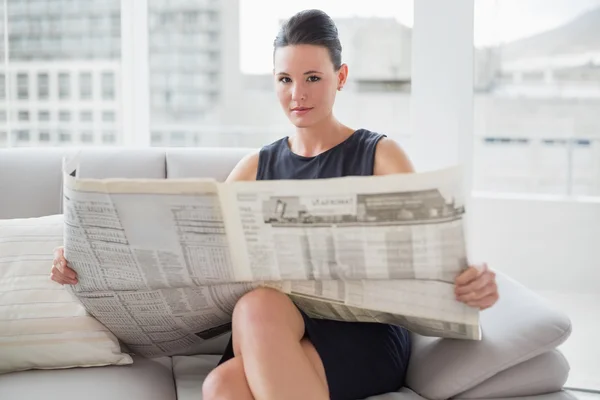 Hermosa mujer de negocios leyendo periódico en el sofá —  Fotos de Stock