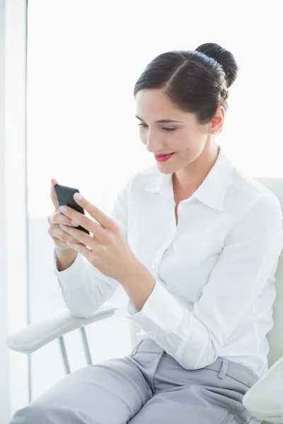 Mujer de negocios con teléfono móvil —  Fotos de Stock