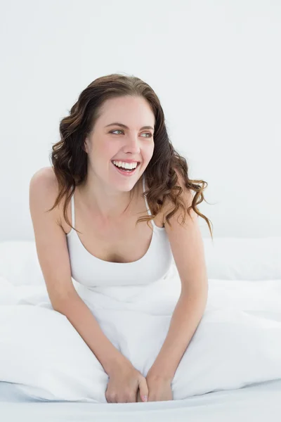 Krásná žena s úsměvem v posteli — Stock fotografie