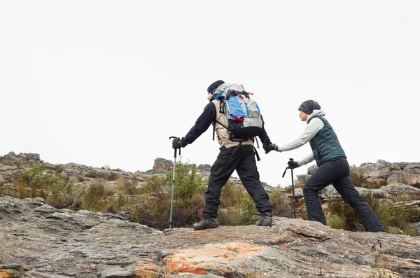 Trekking Polonyalılar, kayalık yatay yürüme Çift — Stok fotoğraf