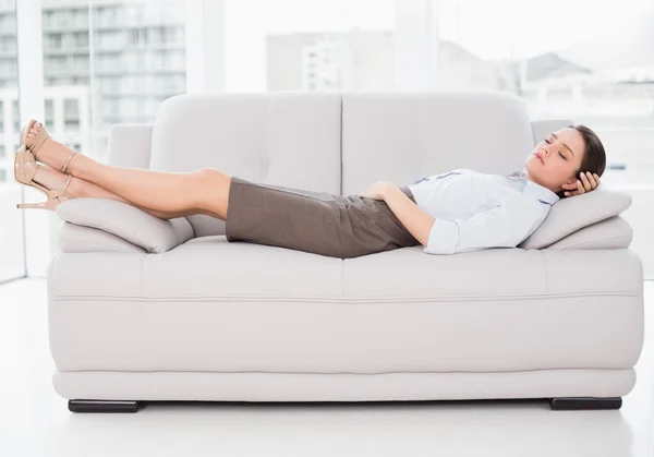 Mujer joven durmiendo en el sofá en casa —  Fotos de Stock