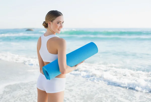 Glückliche schlanke Frau mit zusammengerollter Gymnastikmatte — Stockfoto