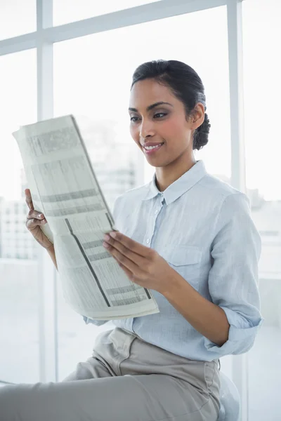 Mooie lachende kalm zakenvrouw krant lezen — Stockfoto