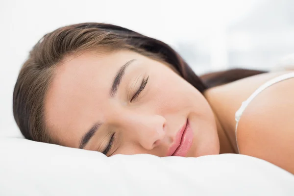 Hübsche Frau schläft im Bett — Stockfoto