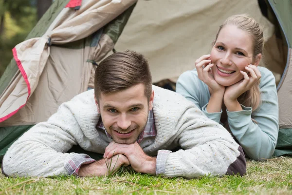 Jeune couple campant dans le désert — Photo