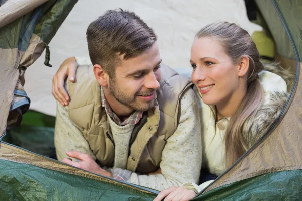 Leende par ligga i tält efter en vandring — Stockfoto