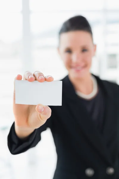 Empresaria borrosa sosteniendo una tarjeta de visita — Foto de Stock