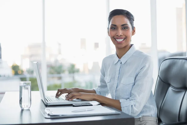 Mulher de negócios sorridente alegre trabalhando em seu laptop — Fotografia de Stock