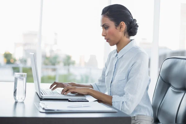 Jonge aandachtig werken zakenvrouw zit op haar Bureau — Stockfoto