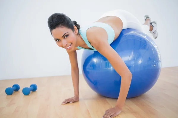 Schön fitte Frau trainiert auf Fitnessball — Stockfoto