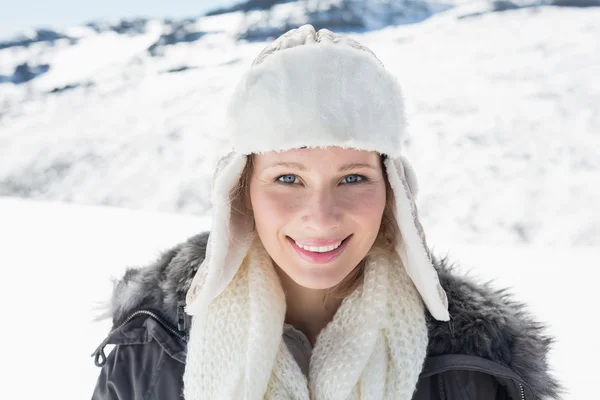 在暖和的衣服，在雪上的女子盖景观 — 图库照片