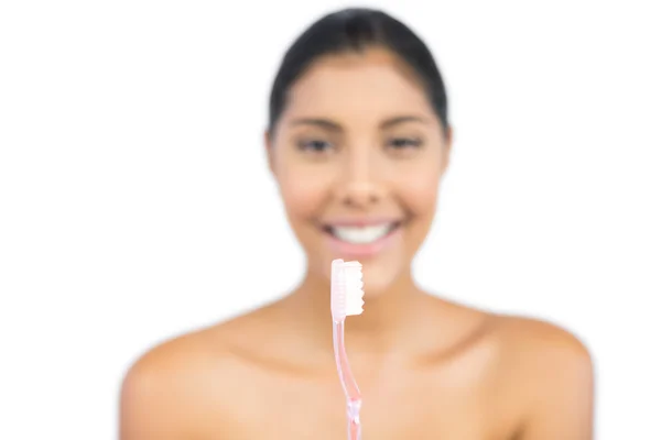 Brune nue heureuse tenant une brosse à dents — Photo