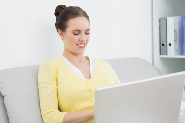 Mulher casual usando laptop em casa — Fotografia de Stock