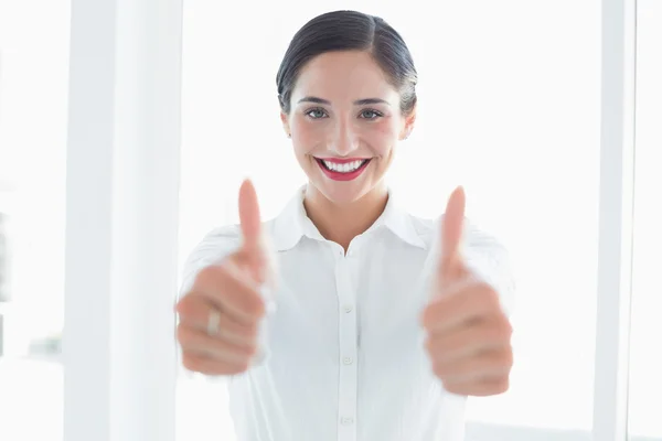 Mujer de negocios sonriente gestos pulgares hacia arriba — Foto de Stock