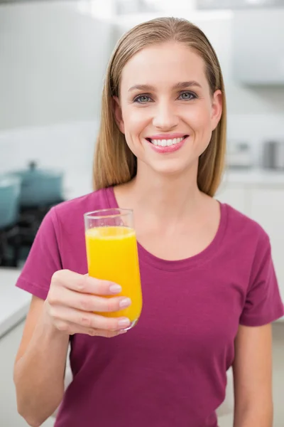 Mujer casual feliz sosteniendo el vaso de jugo de naranja — Zdjęcie stockowe