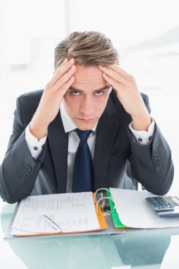 ofis masa başında oturup endişeli işadamı portresi