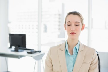 güzel huzurlu oturma üstünde onun döner sandalye