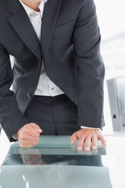 işadamı ofis masasında yumruk ile orta kısmında