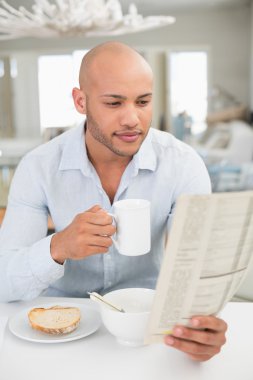 adam evde Gazete okurken kahve içme