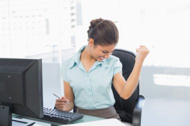 Ofis Masası, yumruk kenetlenmesi mutlu iş kadını