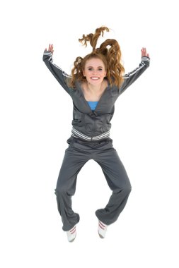 bir sportif genç sarışın atlama tam uzunlukta yan görünüm