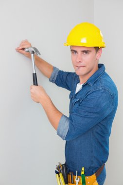 duvara çivi çekiç tamirciyle yan görünüm