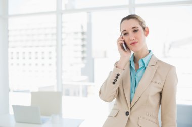 şık iş kadını ile onun smartphone telefon ederek konsantre