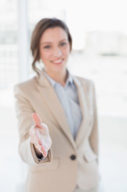 bir el sıkışma Office sunan şık iş kadını