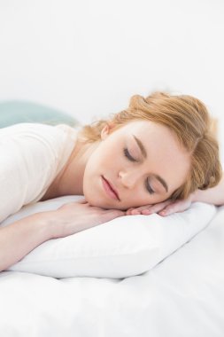 genç ve güzel kadın yatakta uyumak yakın çekim