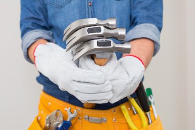 orta bölümde iş gelen bir adamdır tutarak toolbelt bel çevresinde ile çekiç