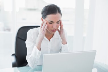 laptop önünde baş ağrısı muzdarip işkadını