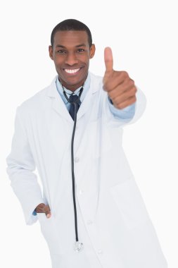 başparmak yukarıya el hareketi mutlu bir erkek doktor portresi