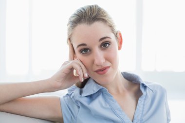 kamera ciddi görünümlü şık iş kadını