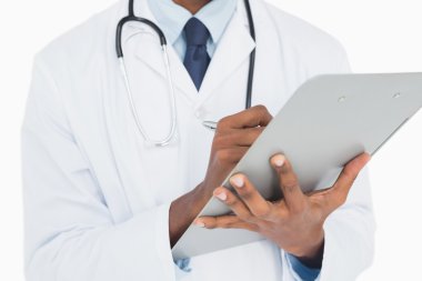 Orta bölüm panoya yazılı bir erkek doktor