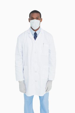 maske ve eldiven giyen erkek doktor portresi