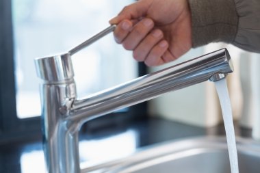 tesisatçı 's el bir suyu musluk banyo, açma