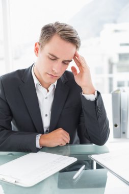 Ofis Masası, baş ağrısı muzdarip işadamı