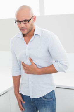 casual adam evde göğüs ağrısı acı