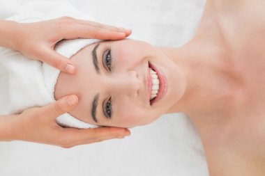 kadının yüzüne güzellik Spa Masaj eller
