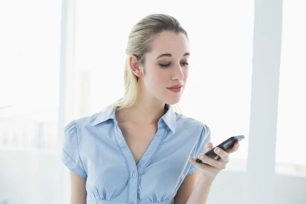 Linda mujer de negocios sosteniendo su teléfono inteligente — Foto de Stock