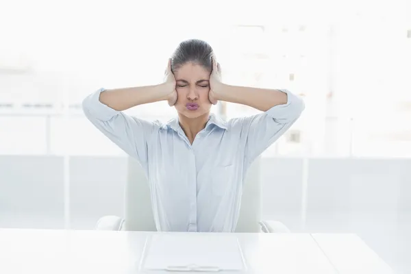 Бизнесвумен, страдающая от головной боли в офисе — стоковое фото
