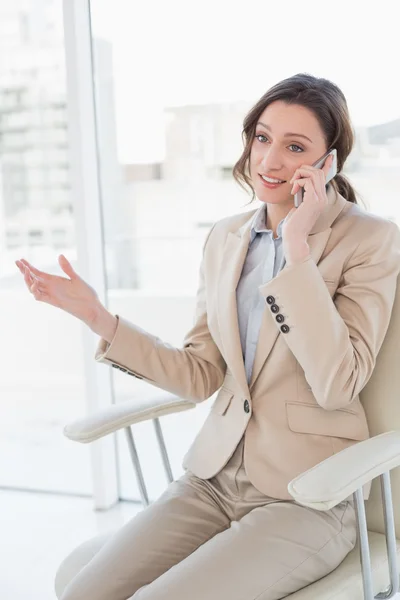 Elegantní byznysmena pomocí mobilního telefonu v kanceláři — Stock fotografie